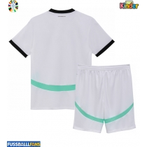 Österreich Auswärts Trikotsatz Kinder EM 2024 Kurzarm (+ Kurze Hosen)